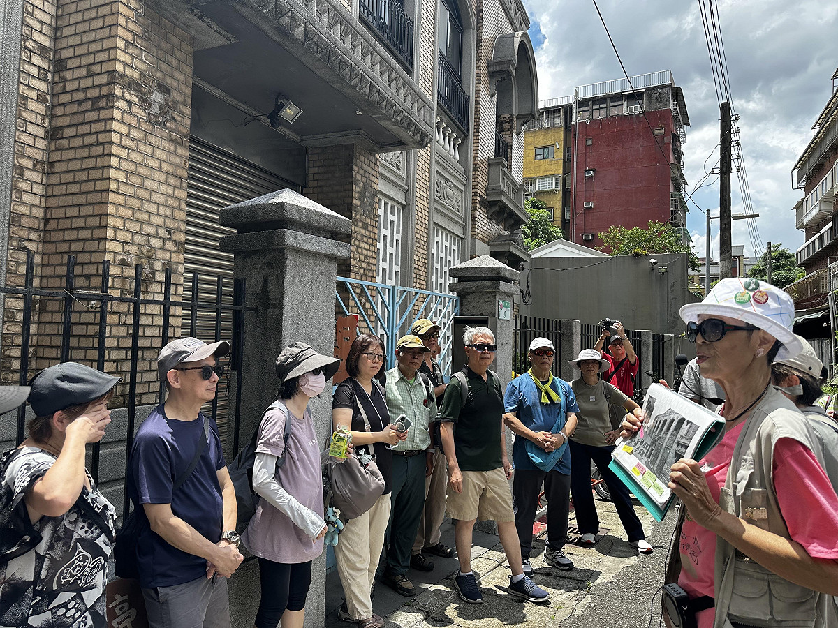 人權體驗營參訪台北大稻埕辜宅，講述家族成員辜顏碧霞女士，遭遇白色恐怖迫害的不幸。 圖：國家人權博物館提供