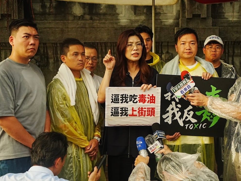 國民黨主席鄭麗文今（19日）晚間前往凱達格蘭大道，探視以絕食方式抗議毒油事件的台北市議員楊植斗等人，並號召民眾7月25日上凱道表達訴求。 圖：國民黨提供（資料照）