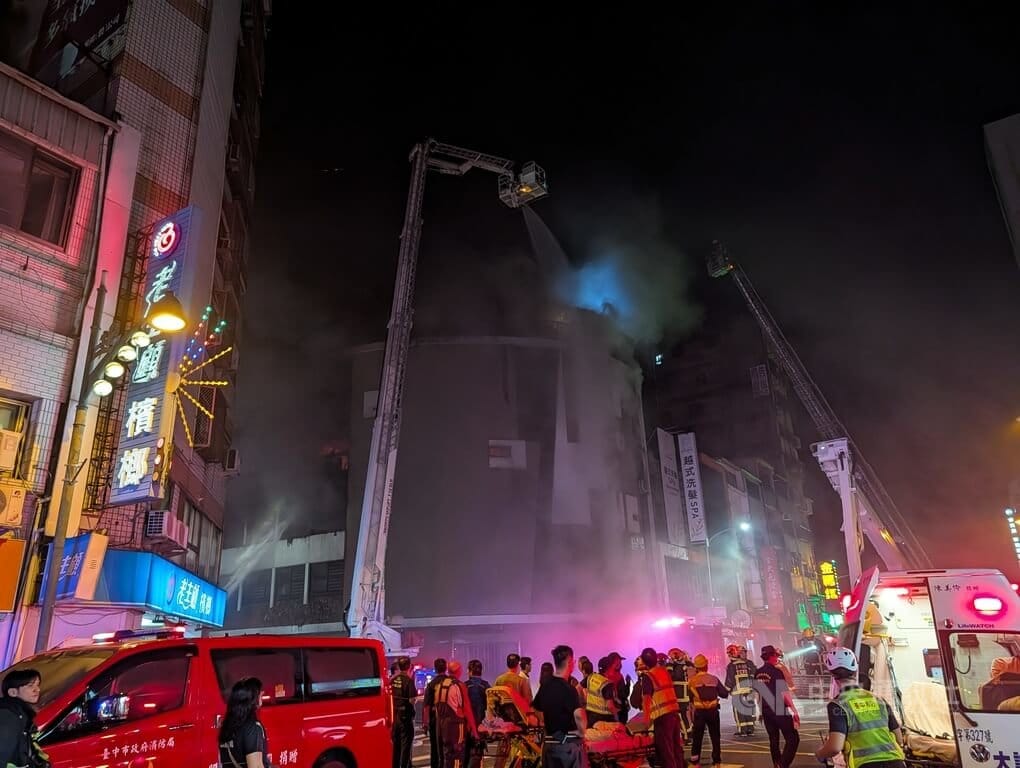 台中市中區已歇業的「西北大飯店」原址19日晚間發生火警，警消獲報到場灌救。中央社記者蘇木春攝　115年7月20日 圖：中央社提供