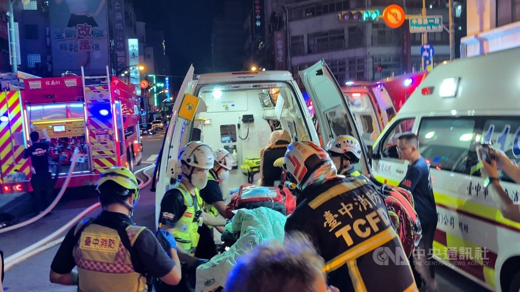 台中市中區已歇業的「西北大飯店」原址19日晚間發生火警，警消獲報到場發現有6人在頂樓待援，經雲梯車協助脫困送醫，均為輕微嗆傷、無生命危險。中央社記者蘇木春攝　115年7月20日 圖：中央社提供