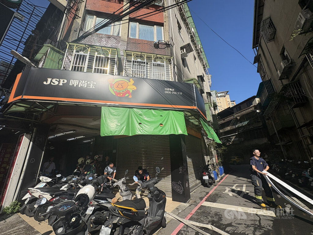 新北市板橋區南雅南路二段一處公寓20日上午發生火警，警消獲報迅速派人車前往搶救。（翻攝照片）中央社記者王鴻國傳真　115年7月20日