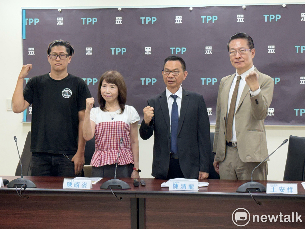 民眾黨團總召陳清龍（右2）、副總召王安祥（右1）、立委陳昭姿（左2）、全國外送產業工會理事長陳昱安（左1）。 圖：周煊惠 ／ 攝
