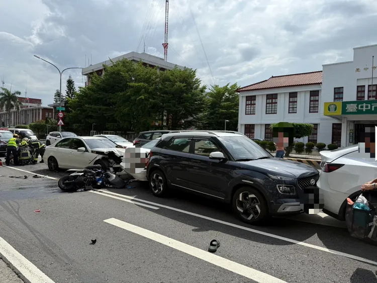 台中市女子毒駕釀追撞，導致機車騎士被夾在2車中間慘死。 圖：翻攝畫面