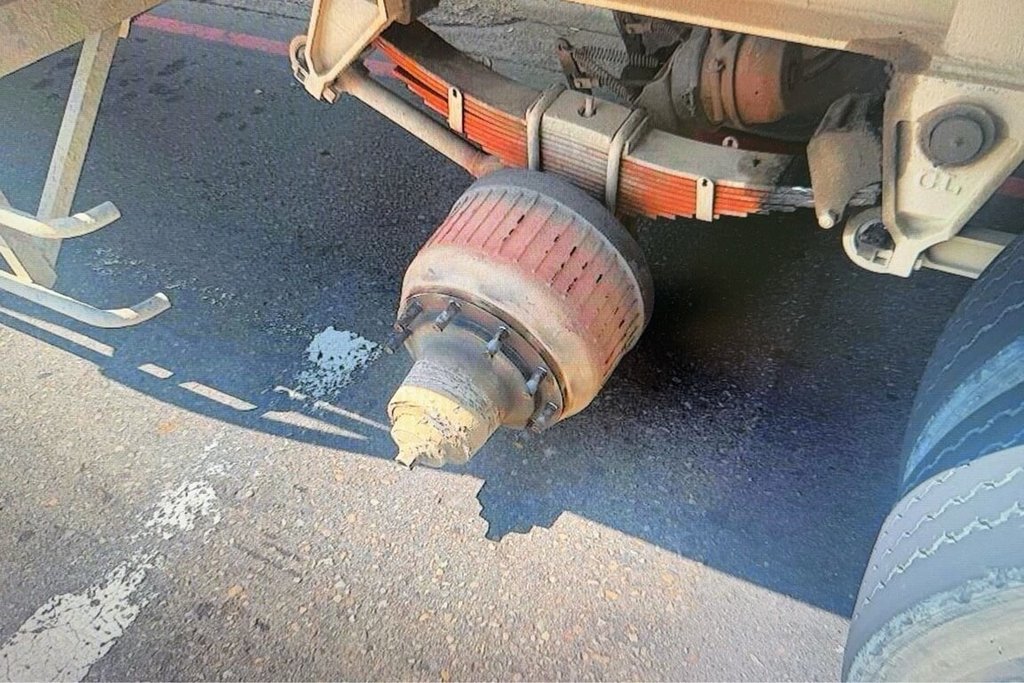 桃園市警局蘆竹分局表示，呂姓男子日前駕駛砂石車行經南崁路二段往大園方向時，斗車後方2顆輪胎脫落，撞擊前方計程車及工廠大門，警方將依法開罰。（桃園市警局蘆竹分局提供）中央社記者吳睿騏傳真　115年7月20日