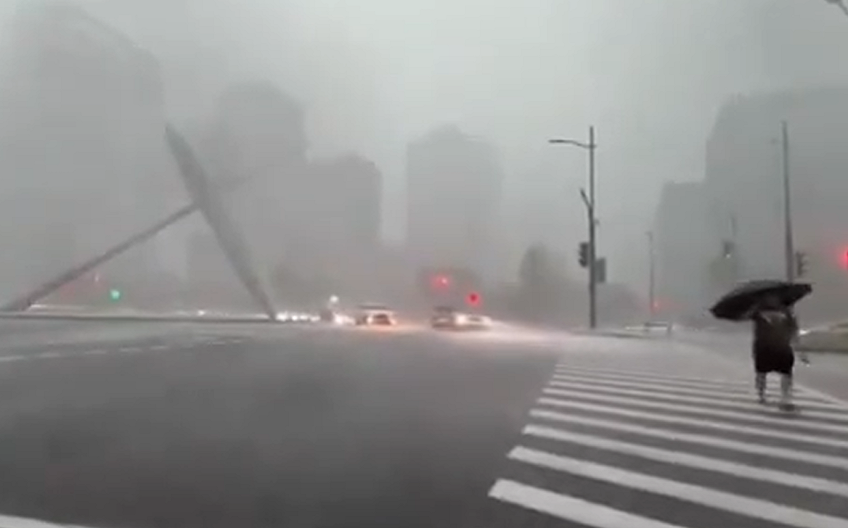 習近平才去就淹大水！上海楊浦區一片汪洋 交通癱瘓、大量泥沙灌入商場