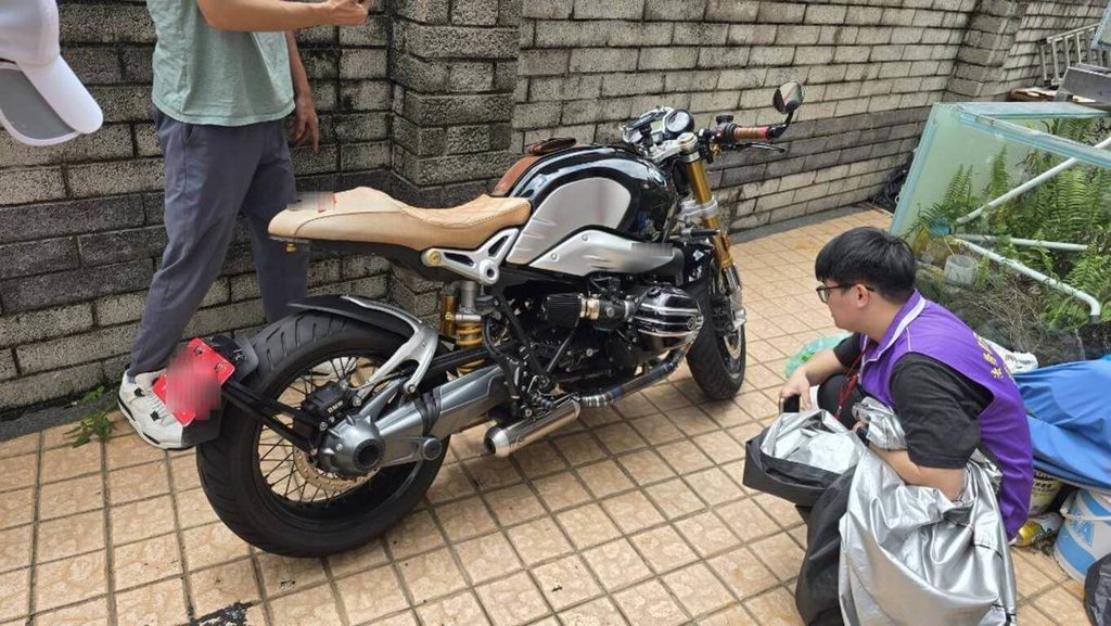 經營水電行的張姓男子欠勞保費及交通罰鍰超過新台幣100萬元，法務部行政執行署彰化分署查封張姓男子名下1輛BMW紅牌重型機車，男子擔心愛車遭拍賣，申請分期繳清。（彰化分署提供）中央社記者吳哲豪傳真　115年7月20日