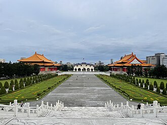 兩廳院就位於中正紀念堂園區藝文廣場的兩側，從捷運5號出口走到地面後，穿過藝文廣場後步行大約2-5分鐘即可抵達。 圖：翻攝自維基百科