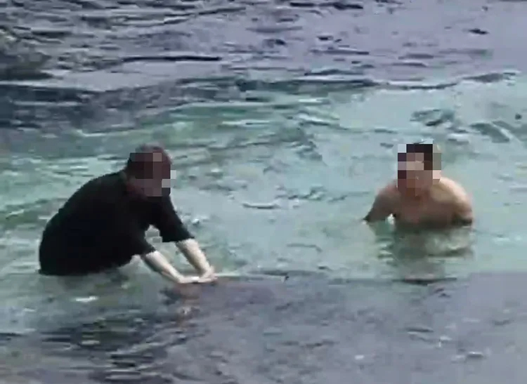 小琉球2名男子觸摸海龜，海巡署火速逮人送辦。 圖：翻攝畫面