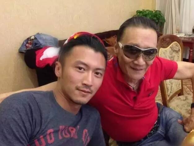 香港影壇前輩謝賢驟逝，謝霆鋒緊急返港處理後事，家屬將遵照遺願低調辦理，謝婷婷也預料返港奔喪。圖為謝賢與兒子謝霆鋒合照。 圖：翻攝自微博