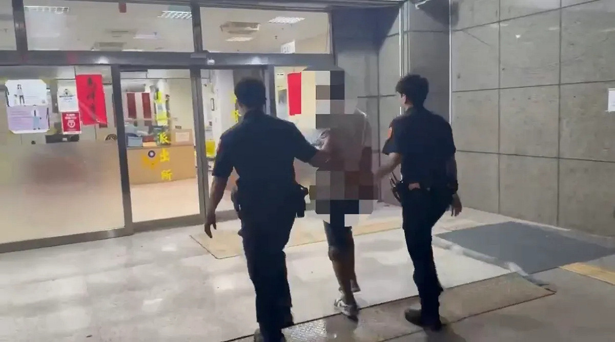 拒付車資還毆打公車司機，何姓男子被警方逮捕帶回。 圖：翻攝畫面