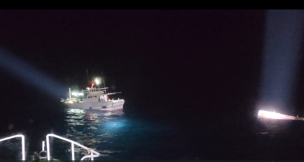 澎湖外垵漁港南方約2浬處海域20日凌晨發生澎湖籍漁船「海永昇」與「真祥發」擦撞意外，其中真祥發船體受損半沉，船上一名人員落海，第一時間由對方漁船救起。（澎湖海巡隊提供）中央社　115年7月20日