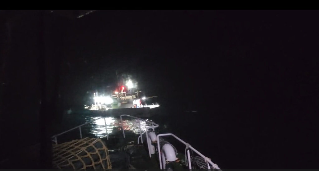 海巡署金馬澎分署第十三巡防區指揮部20日凌晨接獲通報，澎湖籍漁船「海永昇」於外垵漁港南方約2浬處，與同為澎湖籍的漁船「真祥發」發生擦撞，澎湖海巡隊巡防艇馳赴事故海域救援。（澎湖海巡隊提供）中央社　115年7月20日