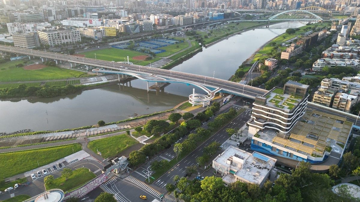 民權大橋兩側串聯松山觀山河濱公園及內湖彩虹河濱公園。 圖：台北市政府／提供