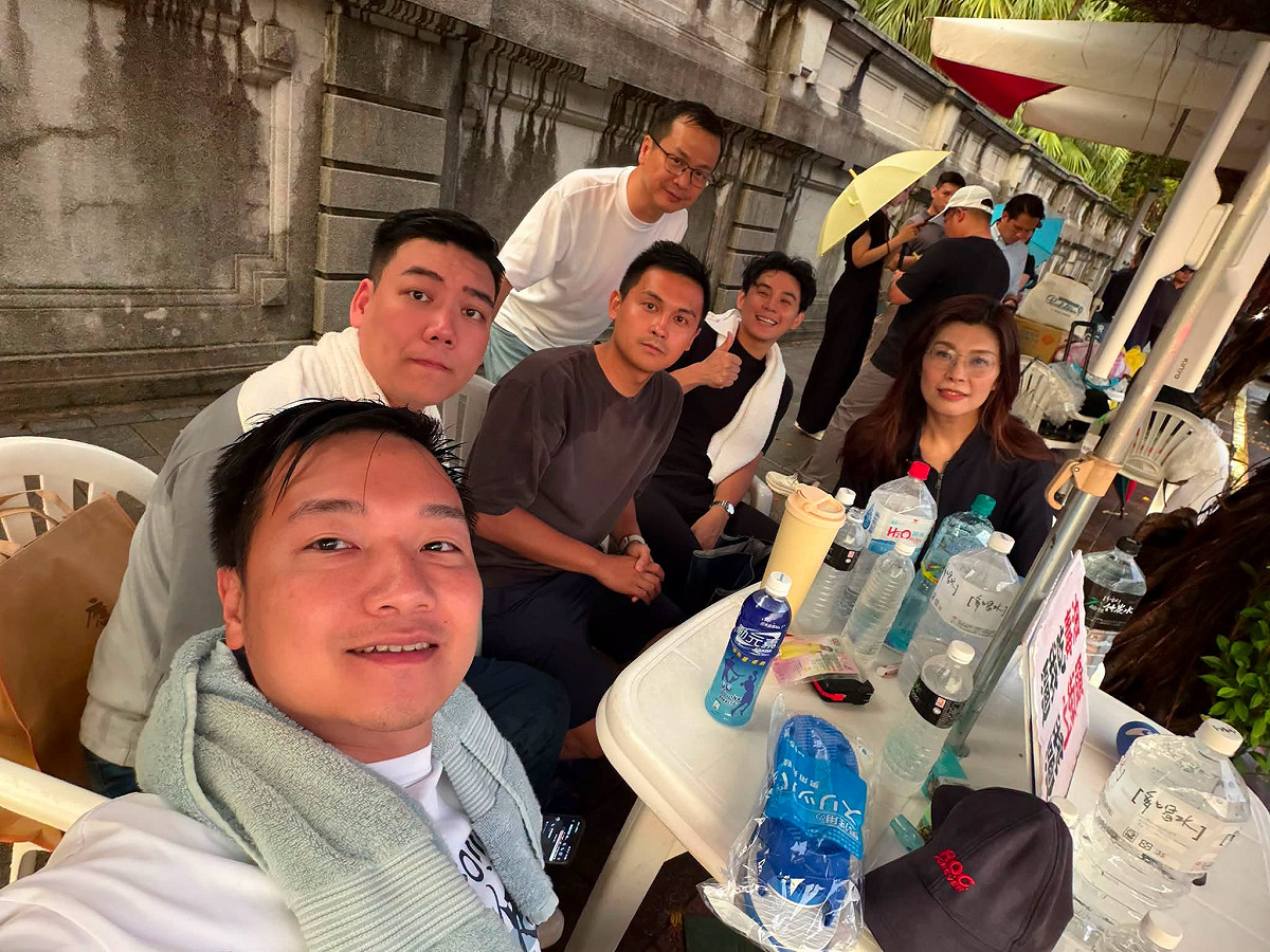 中聯油脂致癌油事件持續延燒，而有數位藍營市議員及參選人疑似為了本月25日在凱道抗議遊行，特別到凱道旁「接力斷食」抗議。 圖：翻攝楊植斗臉書