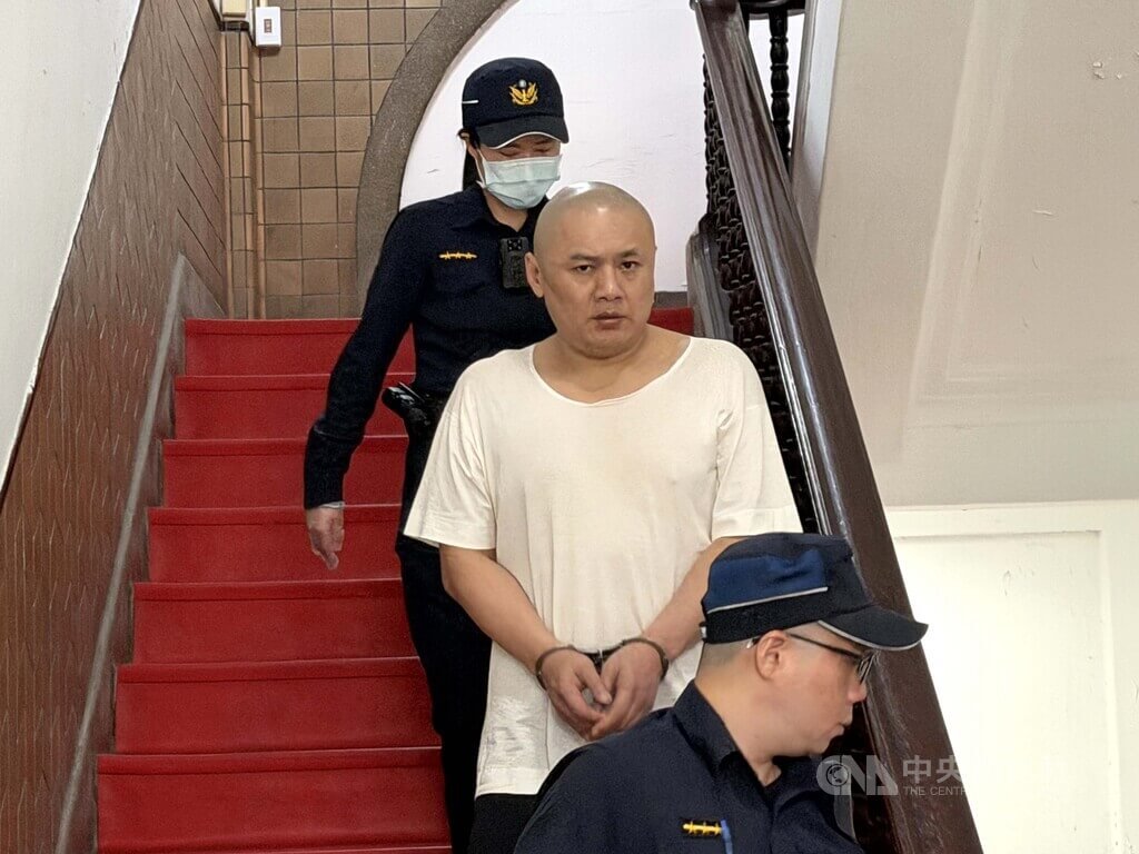 男子王嘉榮（白衣者）因毒品糾紛，涉對鍾姓男子施打海洛因致死並棄屍核二廠，二審台灣高等法院判決無期徒刑；王嘉榮否認犯罪已上訴最高法院，20日出庭表示對延長羈押沒意見。中央社記者劉世怡攝　115年7月20日