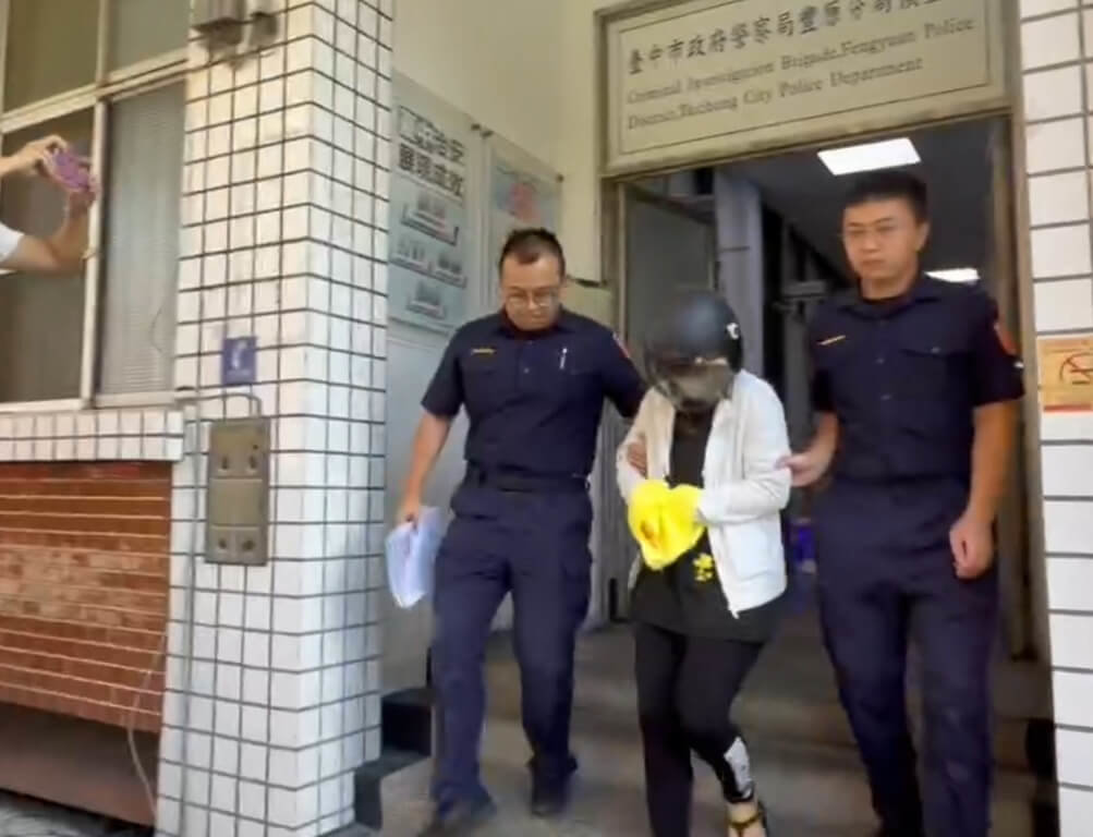 台中市政府警察局豐原分局說，劉姓女子（中）駕車衝撞停等紅燈的汽、機車，造成1死5傷，經唾液篩檢發現4種毒品檢測呈陽性反應，20日下午依公共危險罪嫌、過失致死與毒品危害防制條例送辦。（民眾提供）中央社記者趙麗妍傳真　115年7月20日