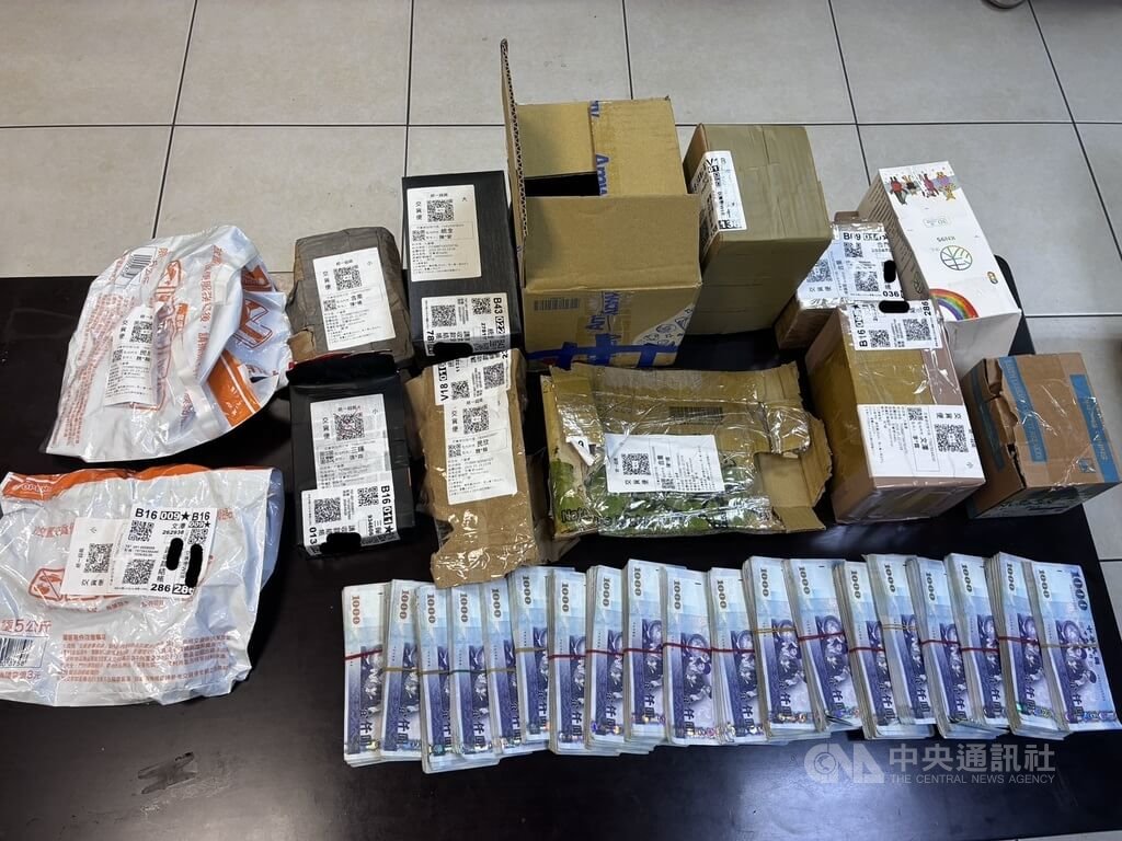 新北市政府警察局刑事警察大隊指出，詐騙集團近期大量利用超商「交貨便」服務進行詐財，1個月內即查獲逾50件遭詐騙包裹，查扣現金超過新台幣1000萬元、黃金3.62公斤，總價值超過2600萬元。（翻攝照片）中央社記者王鴻國傳真　115年7月20日