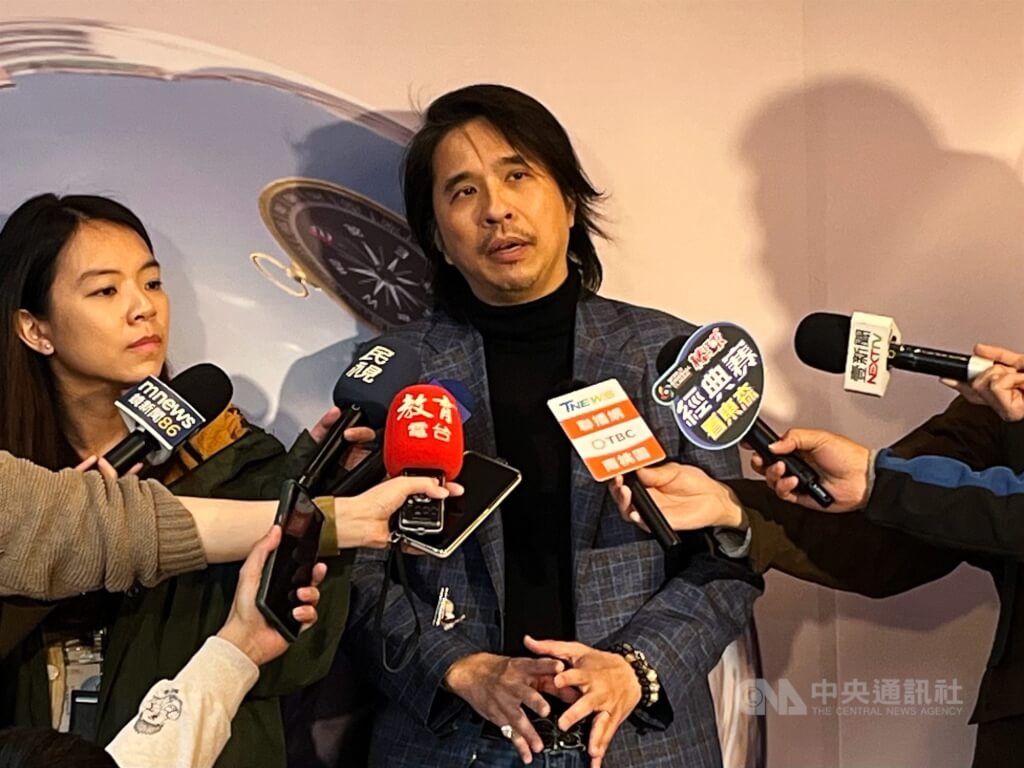 教育部前次長葉丙成（中）涉洩漏性平案當事人個資，去年8月請辭。（中央社檔案照片）