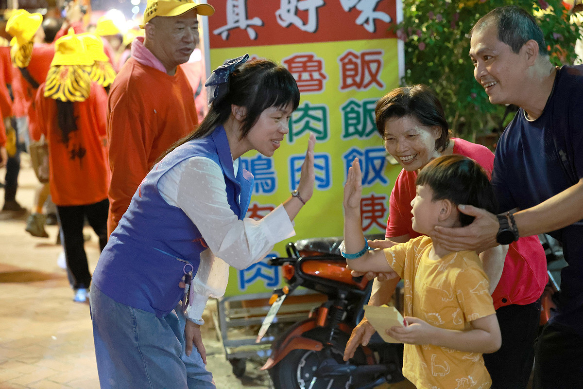 吳品叡前往龍安宮、配天宮向虎爺祝壽祈福，親切的與參與活動的鄉親互動。 圖：吳品叡競辦/提供