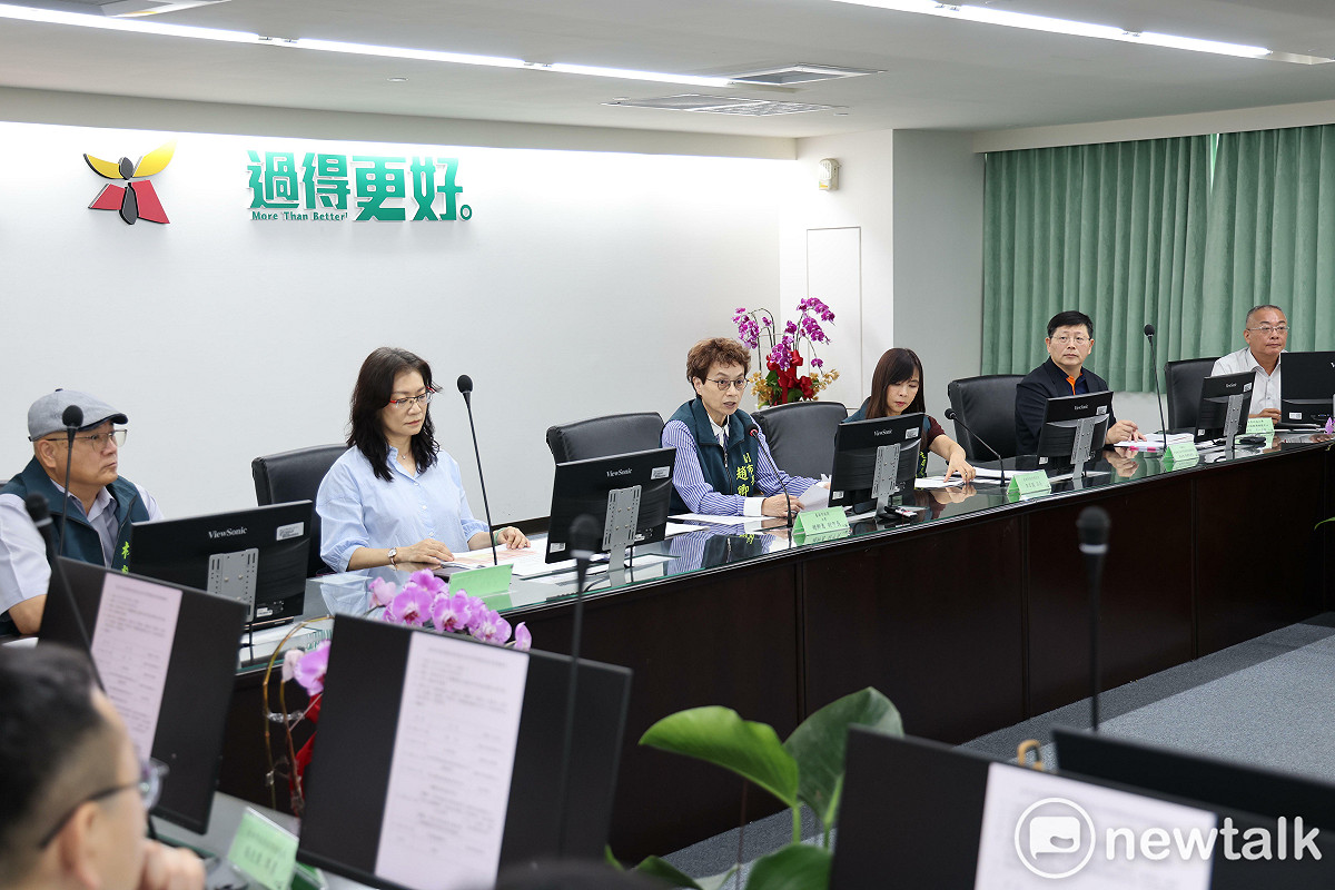 台南市政府召開「製油業者油品安全管理精進座談會」，由副市長趙卿惠主持，邀集油品製造業者、公（協）會代表、專家學者及市府相關局處，共同研商油品安全管理精進作為。 圖：台南市政府提供