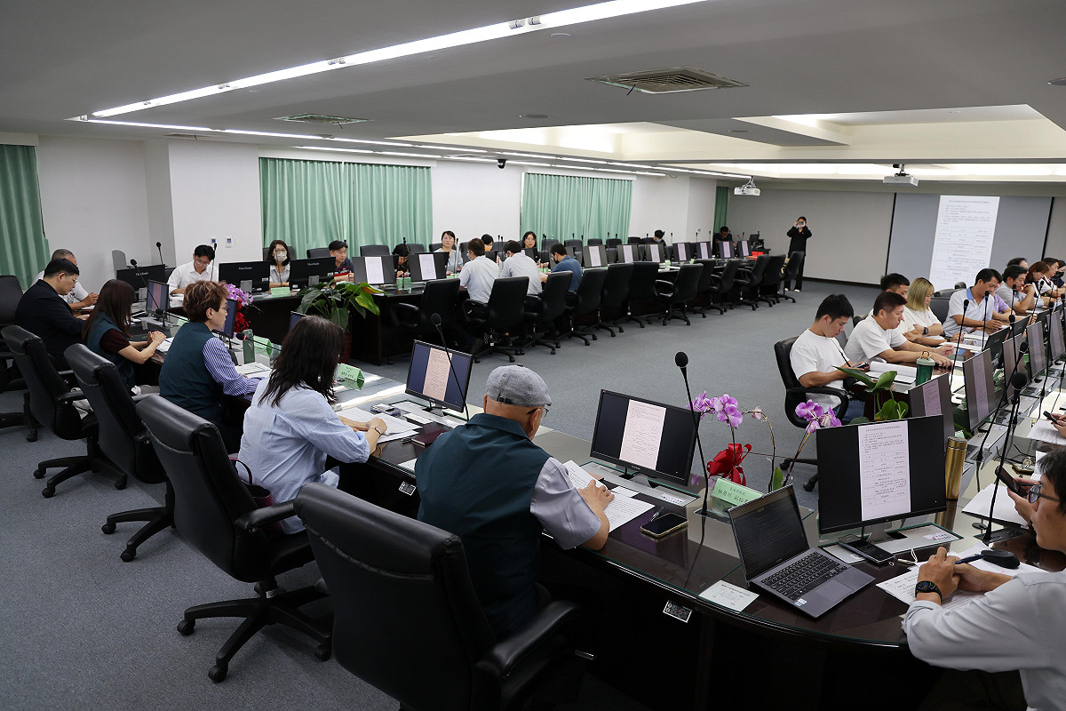 台南市政府召開「製油業者油品安全管理精進座談會」，由副市長趙卿惠主持，邀集油品製造業者、公（協）會代表、專家學者及市府相關局處，共同研商油品安全管理精進作為。 圖：台南市政府提供