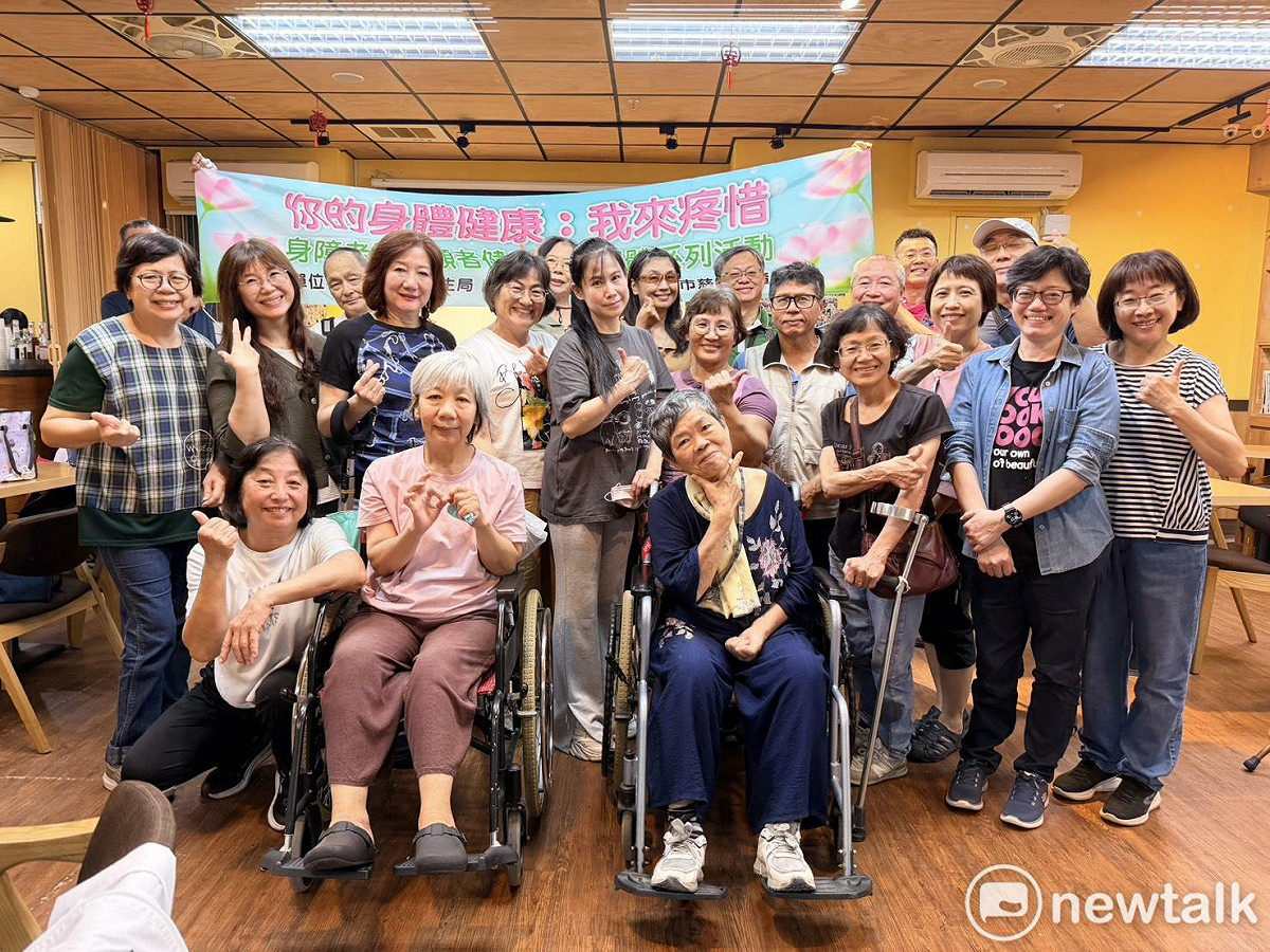 「你的身體健康，我來疼惜－身障者及照顧者健康促進系列活動」第四場專題講座「吃好喝好長生不老－健康料理」，特別邀請台南市 YMCA 老人照顧服務中心 林俐慧老師擔任講師，透過專業的營養知識、健康料理示範及實作教學，帶領學員學習如何吃得健康，打造兼顧美味與營養的幸福餐桌。 圖：黃博郎／攝