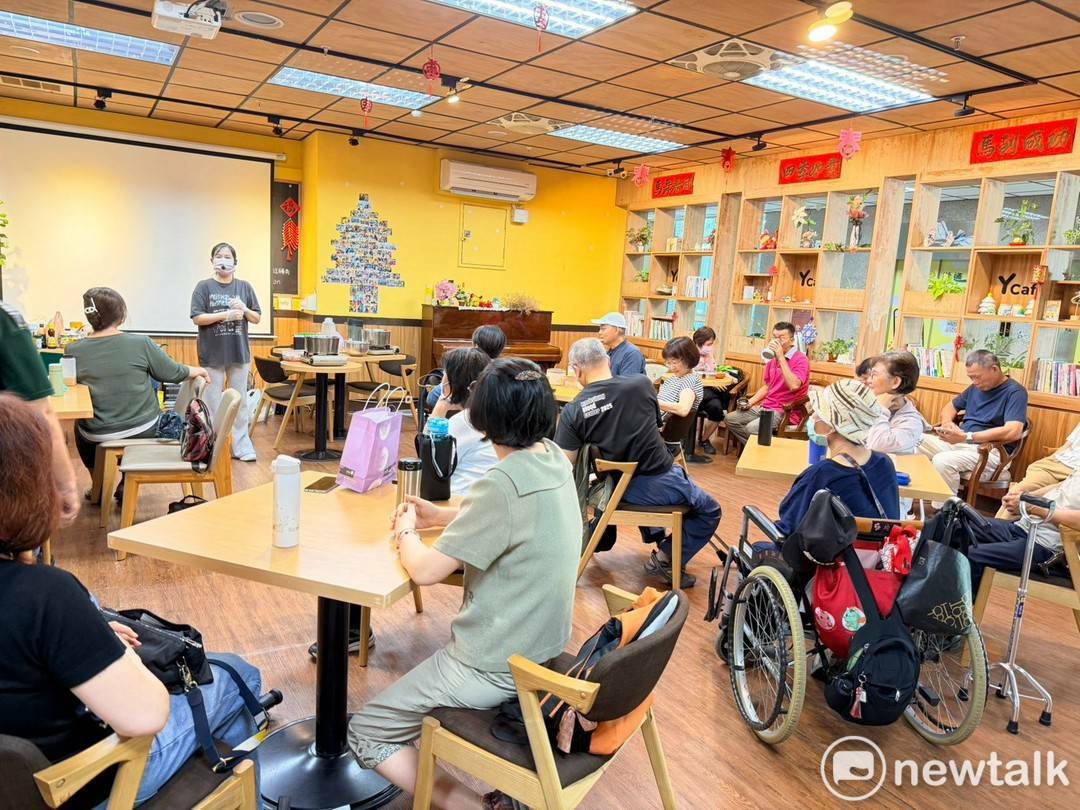 「你的身體健康，我來疼惜－身障者及照顧者健康促進系列活動」第四場專題講座「吃好喝好長生不老－健康料理」，特別邀請台南市 YMCA 老人照顧服務中心 林俐慧老師擔任講師，透過專業的營養知識、健康料理示範及實作教學，帶領學員學習如何吃得健康，打造兼顧美味與營養的幸福餐桌。 圖：黃博郎／攝