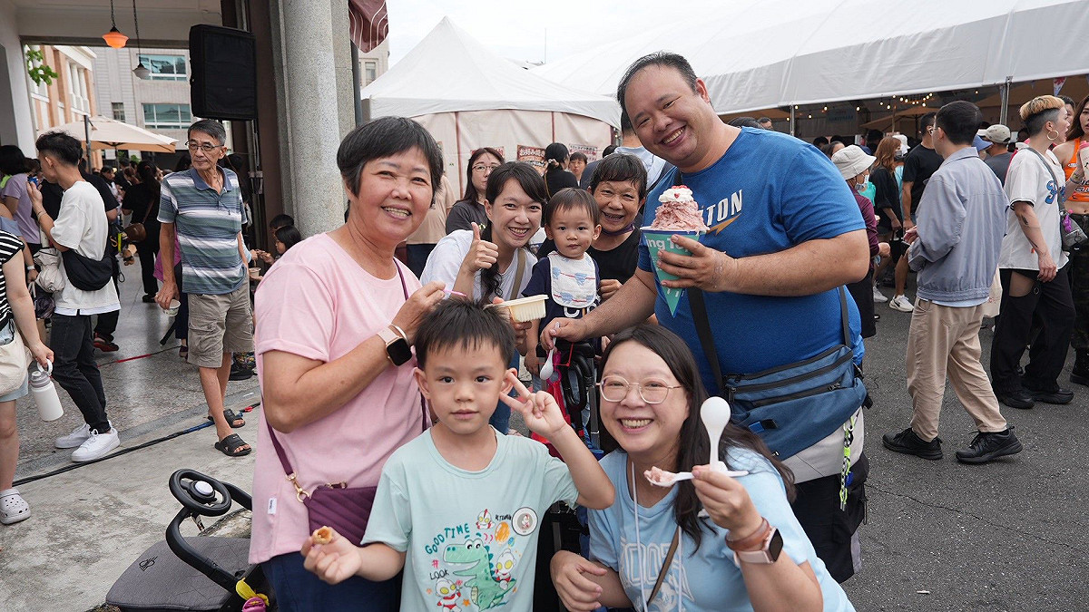 大港閱冰活動吸引全家出動，走進街區品嚐特色冰品，創造更多在地消費效益。 圖：高雄市觀光局/提供