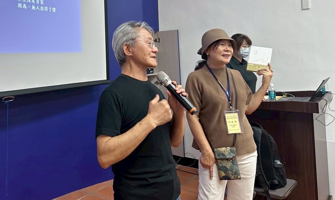 籌辦首屆蓮池潭文學營的作家凌煙(右)與應邀擔任詩歌創作講師的前高雄市文化局長路寒袖(王志誠)。 圖：高雄市港都文藝學會/提供