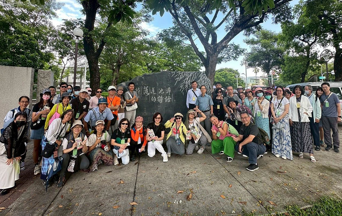 蓮池潭文學營文化走讀活動深入認識左營深厚人文底蘊。 圖：高雄市港都文藝學會/提供