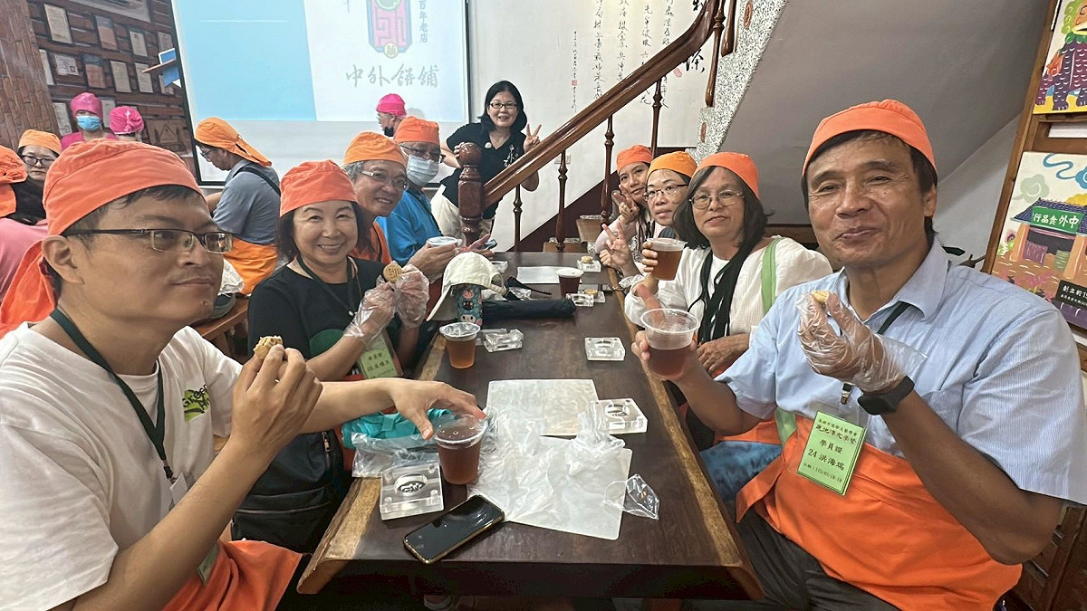 蓮池潭文學營學員參與傳統手作體驗。 圖：高雄市港都文藝學會/提供