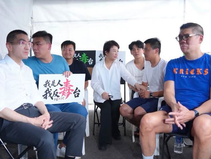 中聯油脂致癌油事件持續延燒，而有數位藍營市議員及參選人在凱道旁接力斷食。台中市長盧秀燕20日就前往探望。 圖：翻攝何元楷臉書