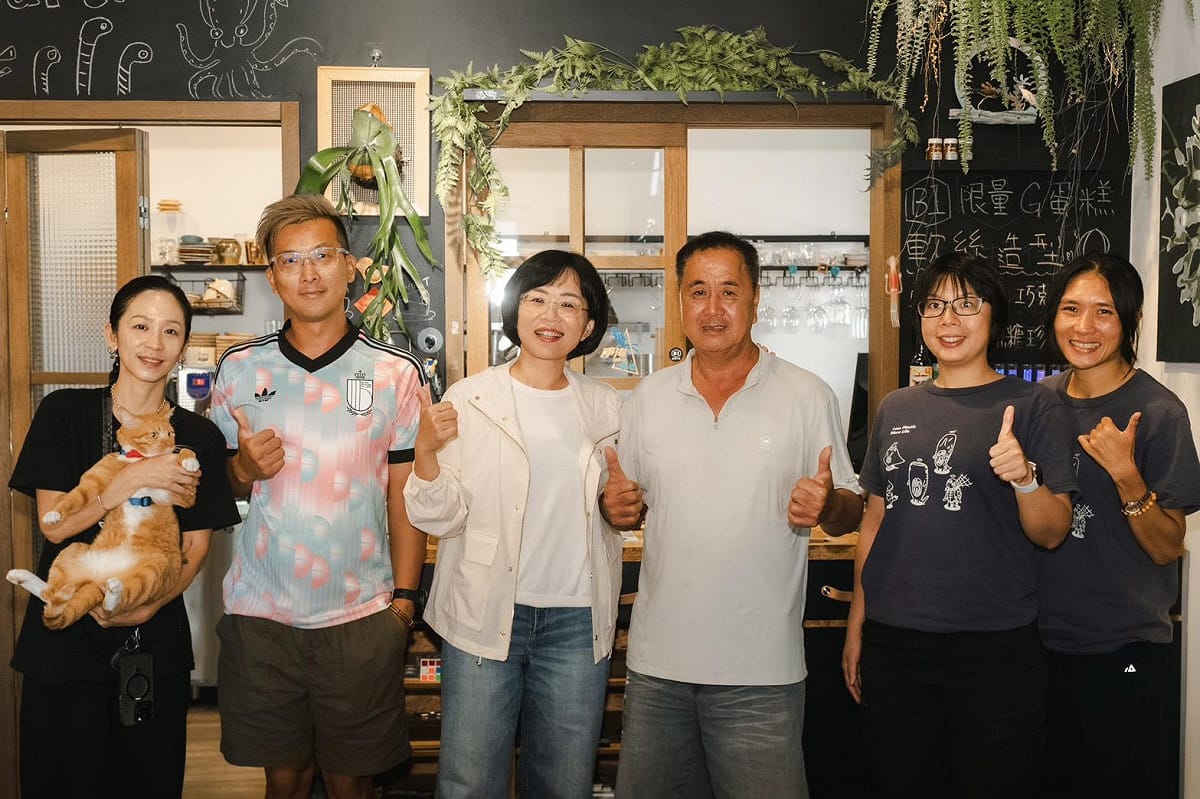 新北市長候選人、立法委員蘇巧慧今（21）日於社群平台公布她拜訪瑞芳鼻頭角，與當地青年、里長交流，傾聽第一線需求，共同討論漁村轉型、交通與海洋保育等議題。 圖：蘇巧慧競選辦公室提供
