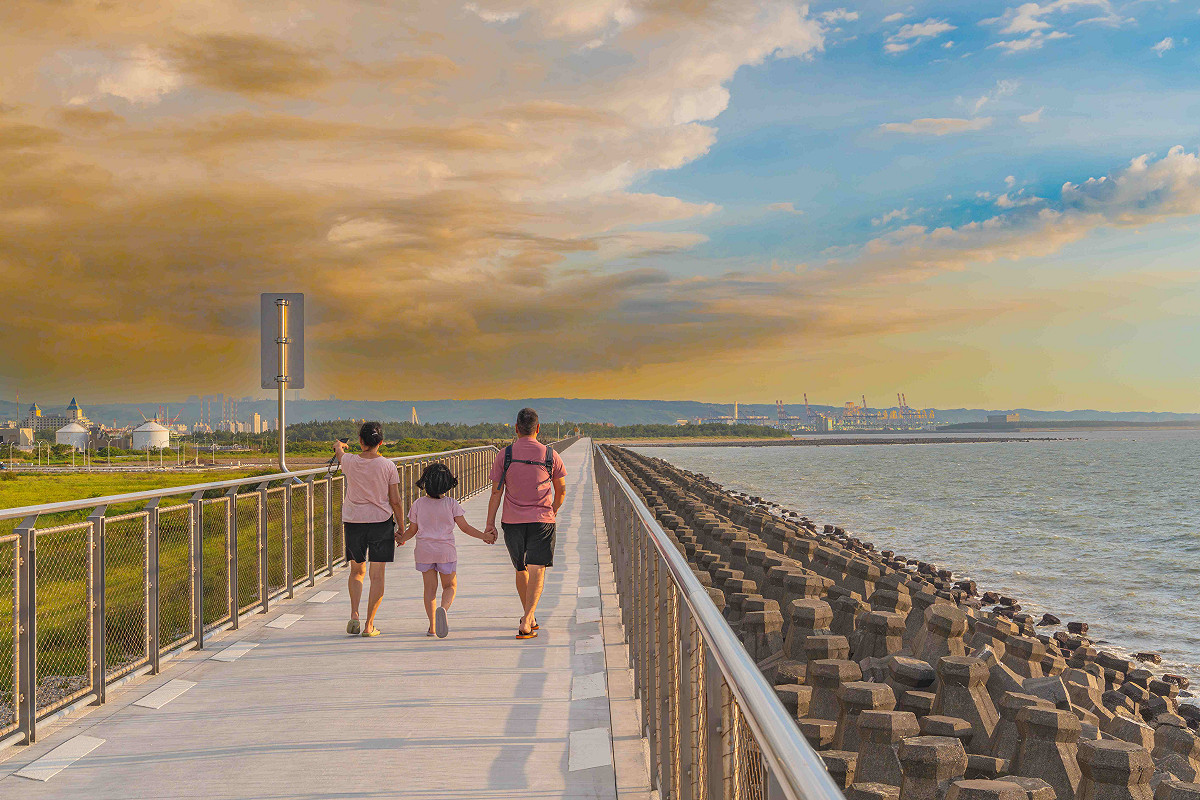 全家散步高架棧道觀海兼賞日落。 圖：新北市政府高灘地工程管理處／提供