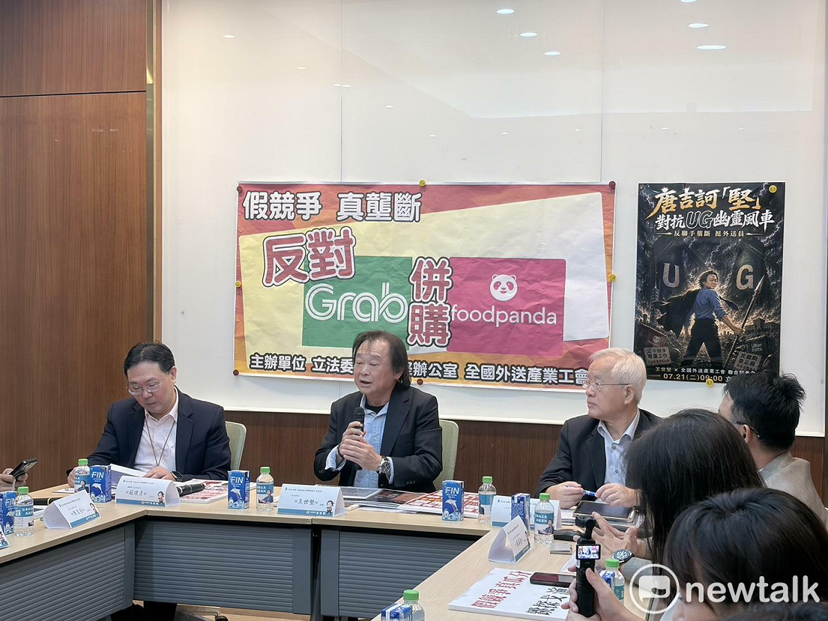 王世堅與全國外送工會向公平交易委員會共同提出四大訴求。 圖：李宣萱/攝