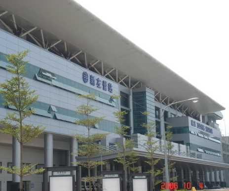 台鐵新左營車站發生民眾跳軌爬月台轉車的離譜事件。 圖：翻攝自台鐵官網