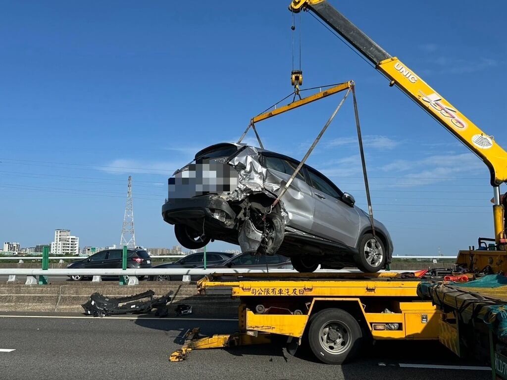 國道1號北向92.2公里（竹縣竹北路段）21日發生1輛槽車、2輛轎車車禍事故，造成後方一度回堵約8公里，約2小時內排除。（新竹市消防局提供）中央社記者郭宣彣傳真　115年7月21日