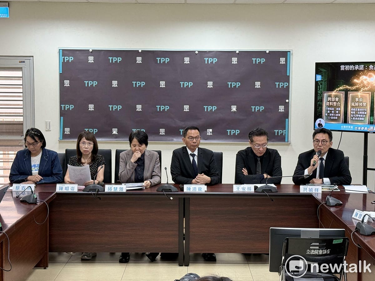 民眾黨團上午召開「食安漏油，高官點火！民眾黨修法補破洞」記者會，黨團總召陳清龍（右3）、副總召王安祥（右2）、幹事長邱慧洳（左3）、立委洪毓祥（右1）、蔡春綢（左1）、陳昭姿（左2）等人出席。 圖：周煊惠 / 攝