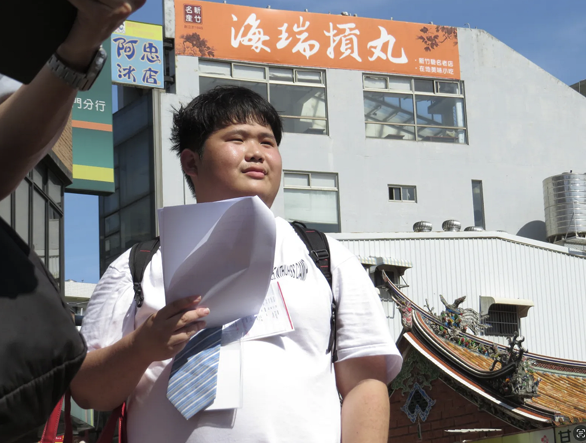 杯麵老師宣布退出民進黨，表示未來將以無黨籍身分發聲，堅持以理性與事實為依據表達立場。 圖：翻攝自 杯麵老師的Threads