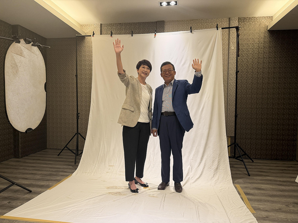 民進黨台南市長候選人陳亭妃與民進黨提名的台南市議員候選人齊聚完成拍攝競選宣傳照，象徵台南隊全面進入備戰狀態。拍攝現場氣氛熱烈。