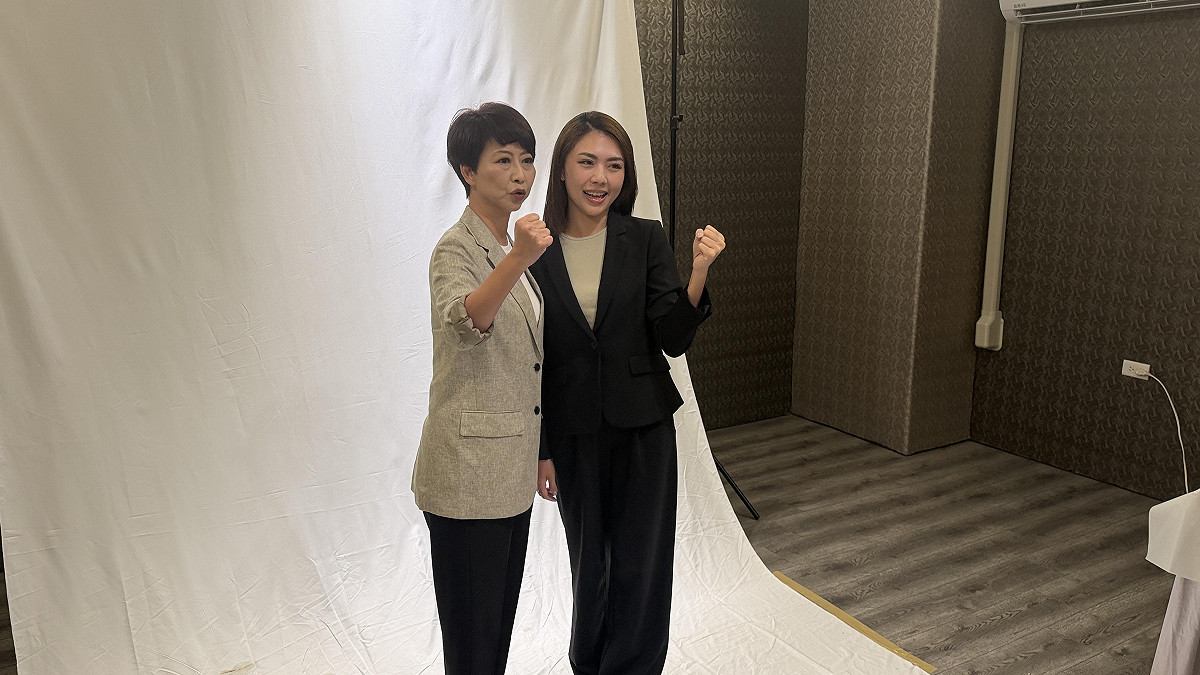 民進黨台南市長候選人陳亭妃與民進黨提名的台南市議員候選人齊聚完成拍攝競選宣傳照，象徵台南隊全面進入備戰狀態。拍攝現場氣氛熱烈。