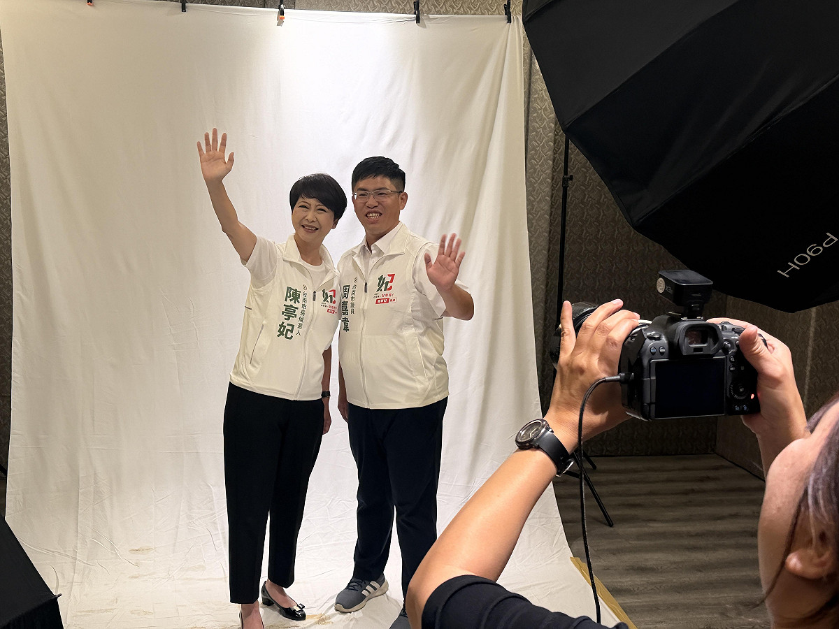 民進黨台南市長候選人陳亭妃與民進黨提名的台南市議員候選人齊聚完成拍攝競選宣傳照，象徵台南隊全面進入備戰狀態。拍攝現場氣氛熱烈。