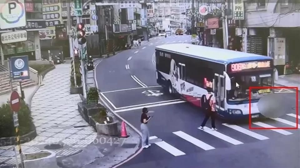 公車闖紅燈撞飛9歲學童，至今2年1個多月都沒有賠償。 圖：翻攝畫面