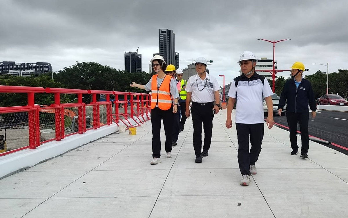 高市交通局長張淑娟(左一)巡視後，「鳥居」造型欄杆即拆除。 圖：高雄市新工處/提供