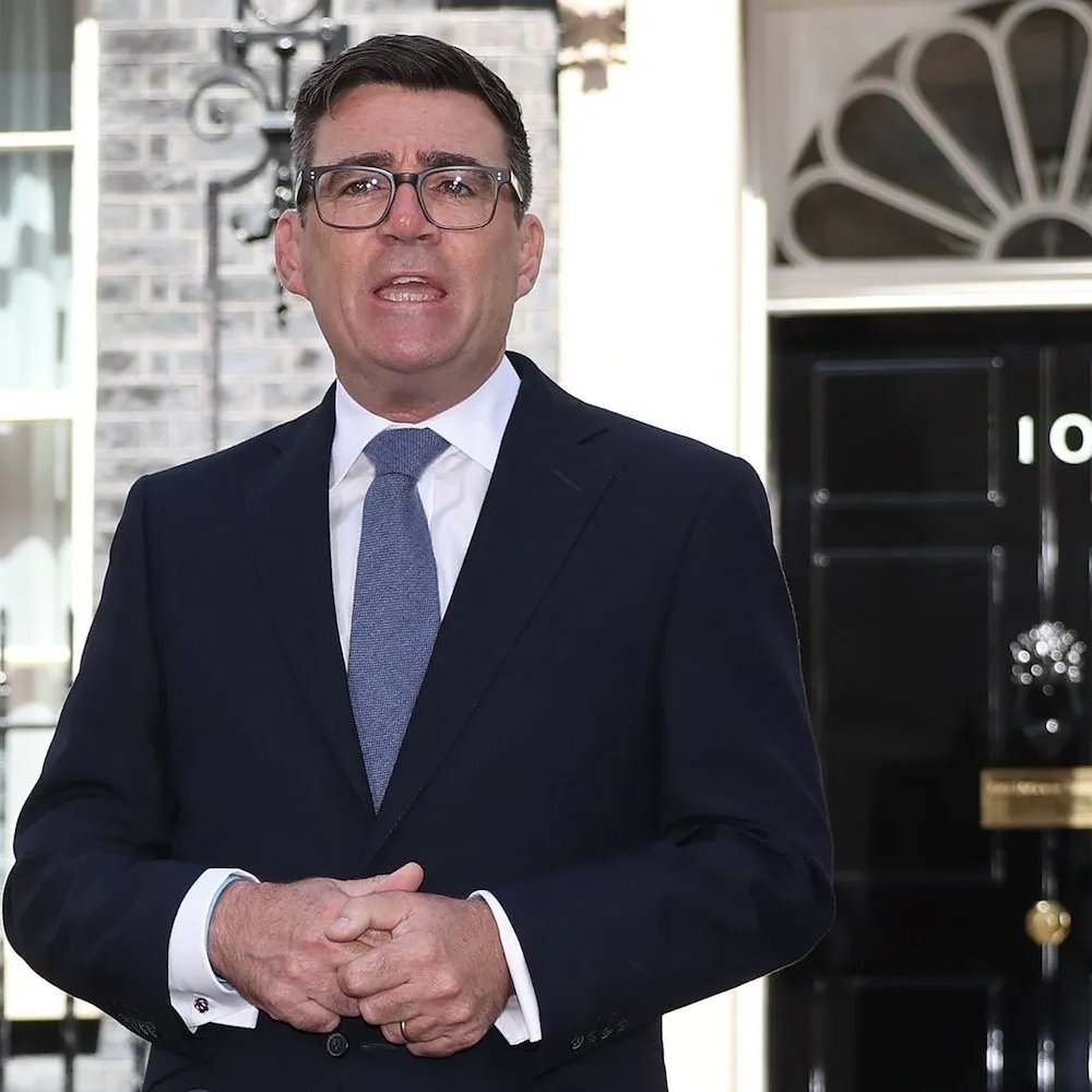 英國新任首相伯納姆正式入主唐寧街10號，宣布終結露宿街頭、推動地方分權等施政新方向。 圖：翻攝自 X @MarioNawfal