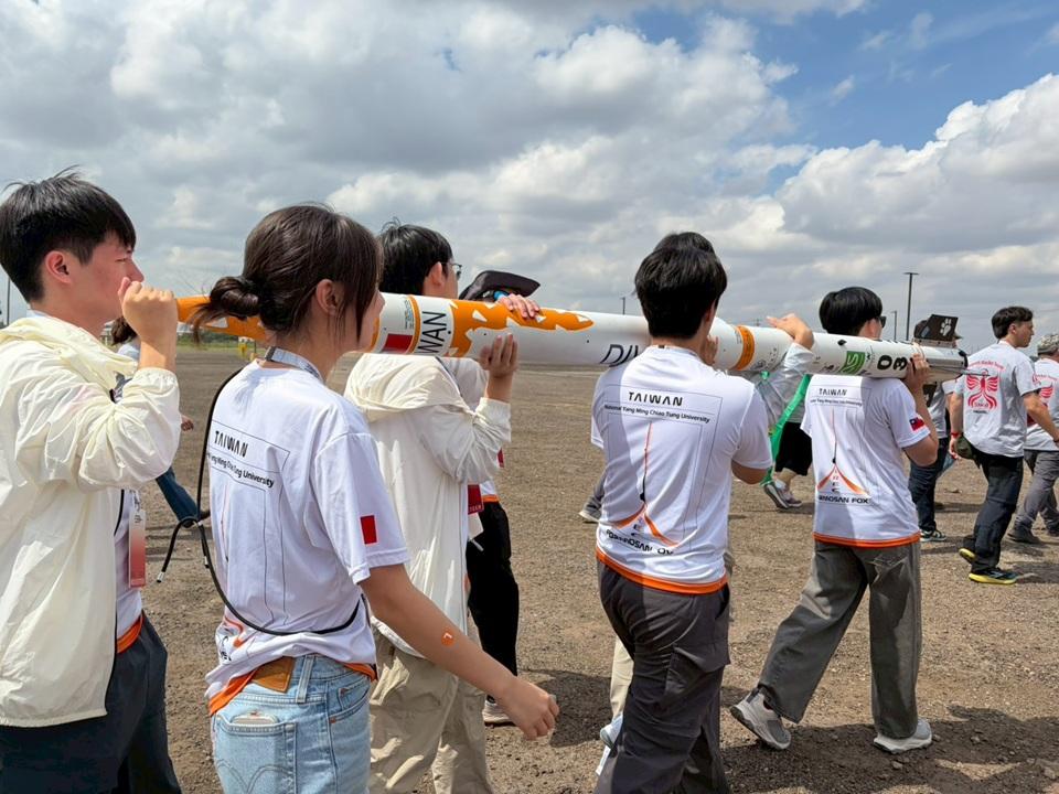 2026 International Rocket Engineering Competition搬運火箭至會場。 圖：Formosan Fox／提供