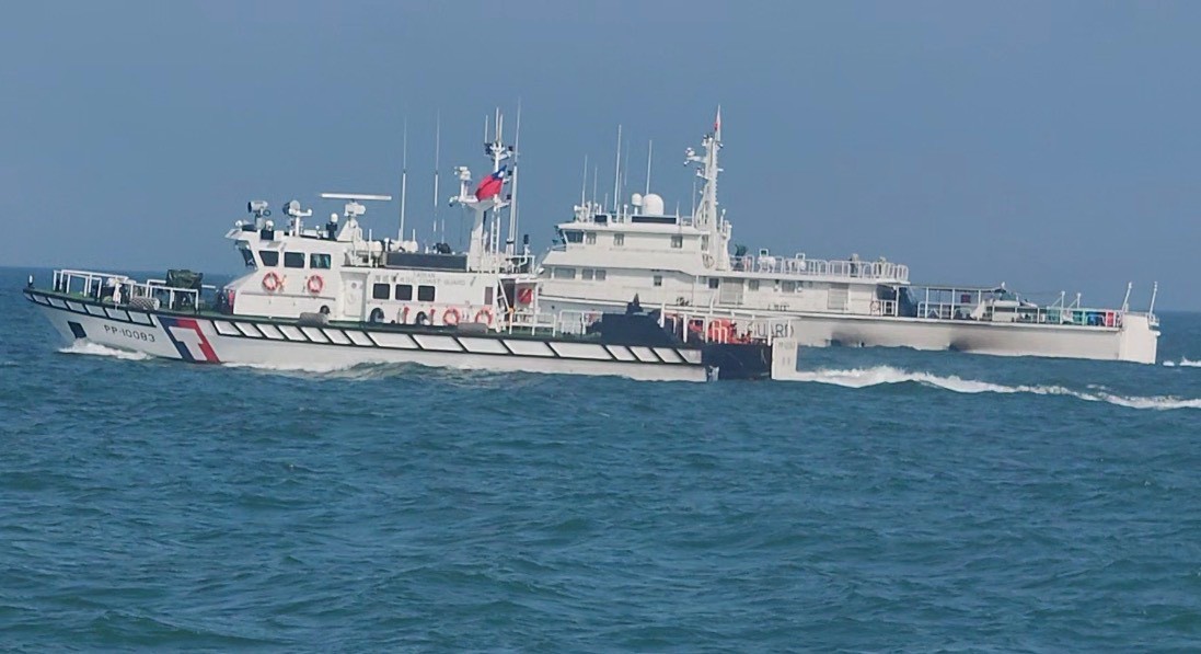 中國海警船本月第三度侵擾金門海域。海巡艇「一對一」近迫併航監控強勢執法。 圖：海巡署提供