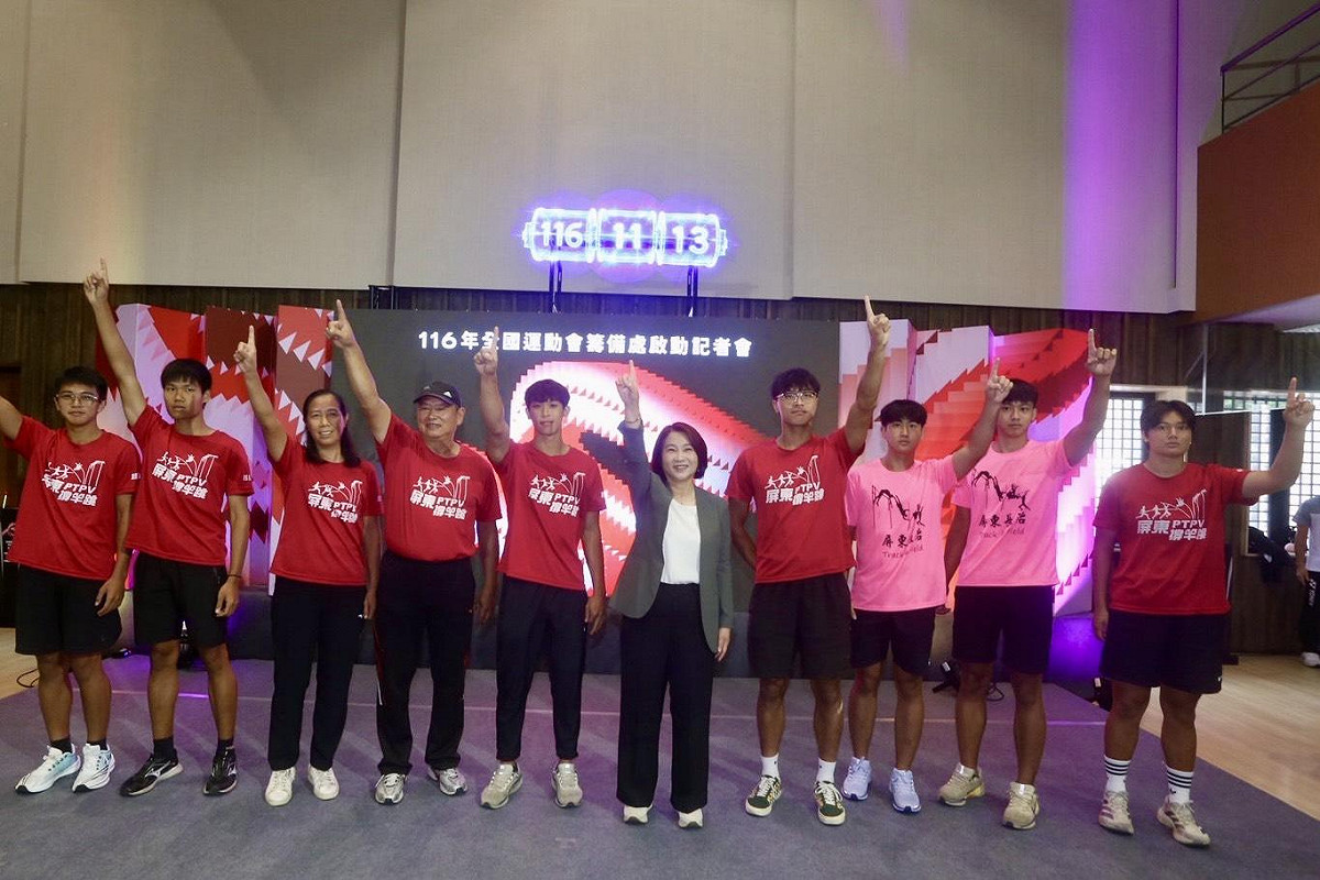 周春米(右五)與屏東縣傑出運動選手共同進行籌備處啟動儀式。 圖：屏東縣政府/提供