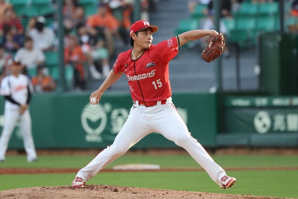 中職味全龍隊24歲投手楊鈺翔（圖）經歷手術復健，睽違近5年，日前重回一軍投手丘，家人和兒子都到場見證。（味全龍隊提供）中央社記者謝靜雯傳真 115年7月21日