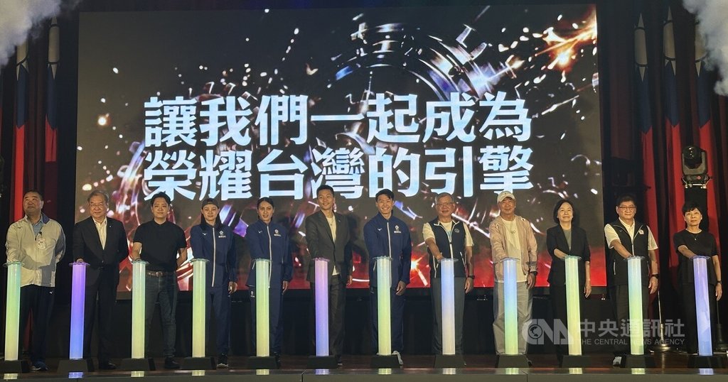 距2026名古屋亞運倒數60天，國家運動訓練中心21日在高雄舉行宣誓活動，喊出One Team Step In口號，運動部長李洋（左6）出席與會，也強調會跟選手教練站在同一陣線。中央社記者黎建忠攝　115年7月21日